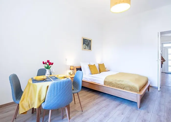 - Sunny - Cute Budapest